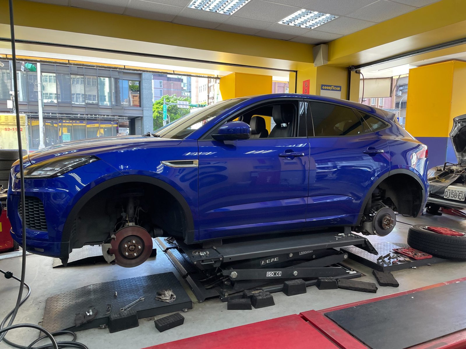 今天廠內來了台Jaguar 的E-PACE 來更換前後煞車皮盤，煞車皮盤的性能為什麼這麼重要? 用3分鐘來介紹煞車皮的種類